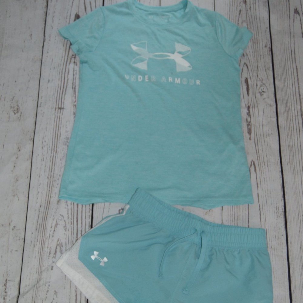 Girls Under Armour T-shirt and shorts - size Large